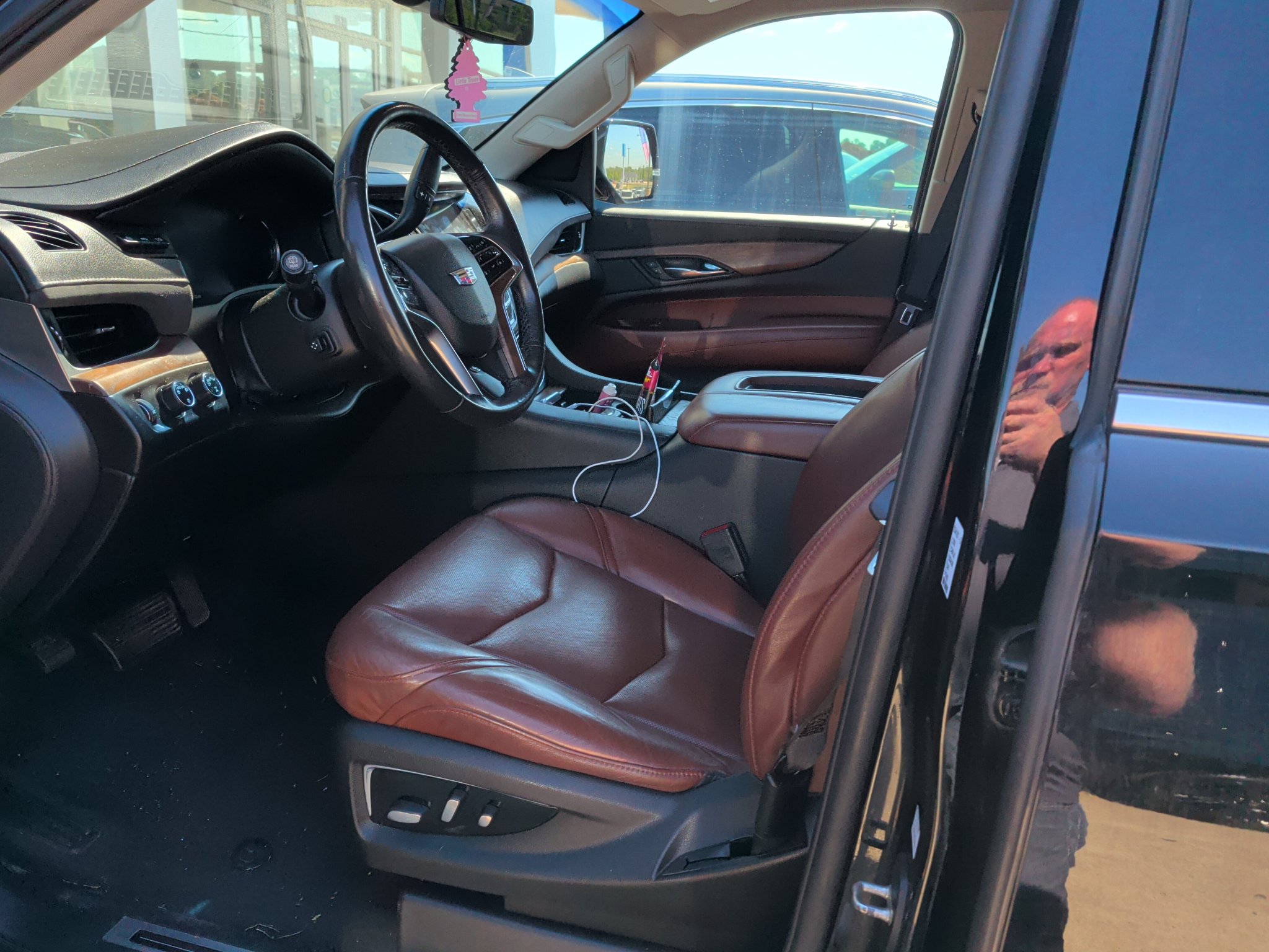 Used 2020 Cadillac Escalade Luxury AWD/4WD image 4