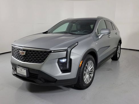 Used 2025 Cadillac XT4 Premium Luxury FWD image 2