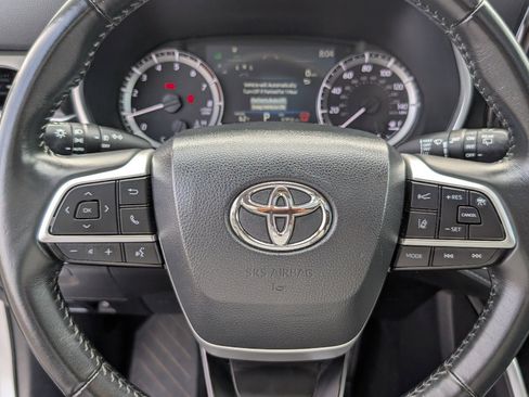 Used 2024 Toyota Highlander XLE AWD/4WD image 19