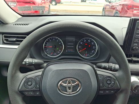 Used 2021 Toyota RAV4 XLE AWD/4WD image 18