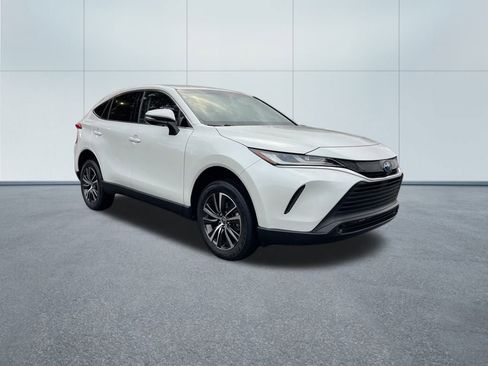 Used 2023 Toyota Venza LE image 4