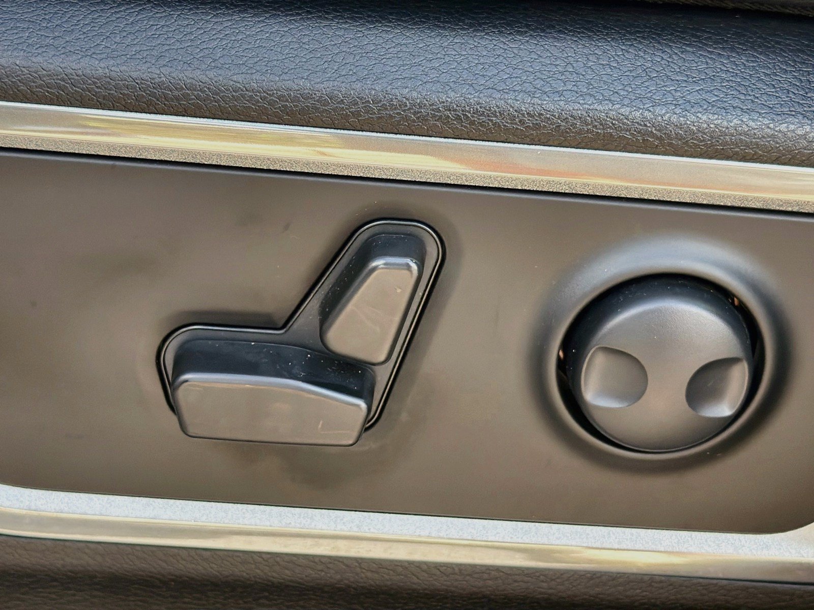 Used 2023 RAM 1500 Laramie AWD/4WD image 11