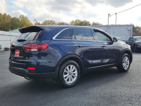 Used 2020 Kia Sorento LX image 3