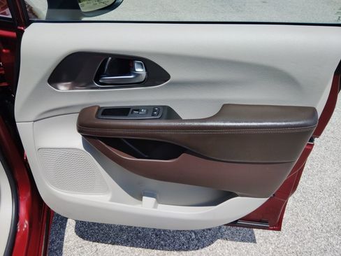 Used 2021 Chrysler Voyager Lxi FWD image 34