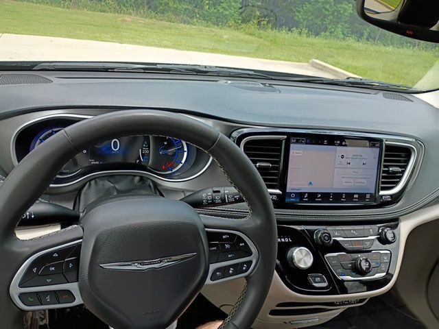 Used 2024 Chrysler Pacifica Limited FWD image 29