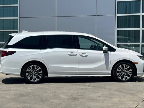 Used 2025 Honda Odyssey Elite image 3