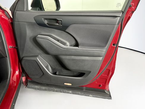 Used 2023 Toyota Highlander LE image 31
