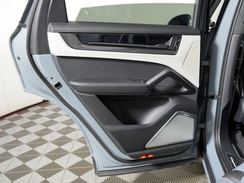 Certified 2025 Porsche Cayenne GTS AWD/4WD image 38