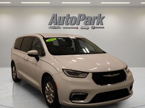 Certified 2023 Chrysler Pacifica Touring-L FWD image 2