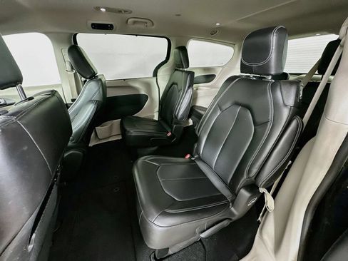 Certified 2023 Chrysler Pacifica Touring-L FWD image 34
