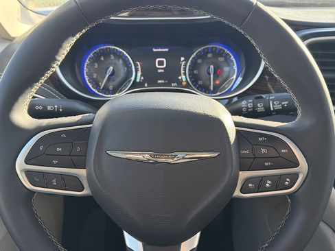 Used 2024 Chrysler Pacifica Limited image 17