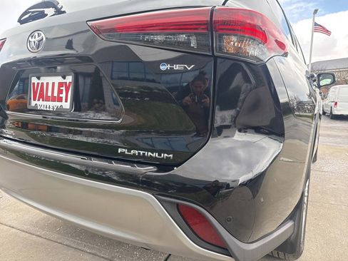 Used 2025 Toyota Highlander Platinum image 24
