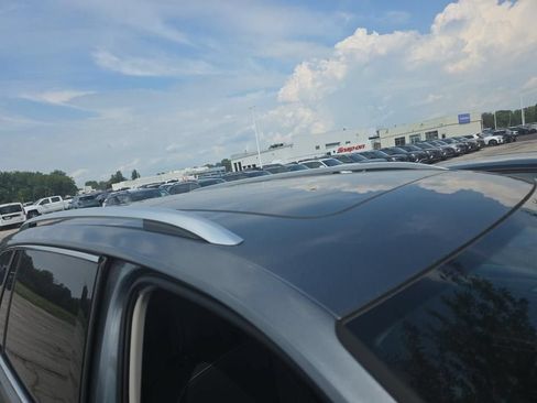 Used 2023 Volkswagen Tiguan SE w/ Panoramic Sunroof Package FWD image 3