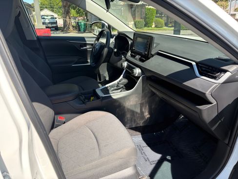 Used 2021 Toyota RAV4 XLE AWD/4WD image 28