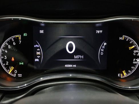 Used 2019 Jeep Grand Cherokee Laredo image 29