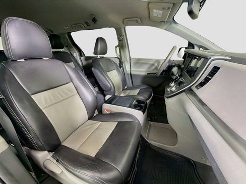 Used 2017 Toyota Sienna LE FWD image 29