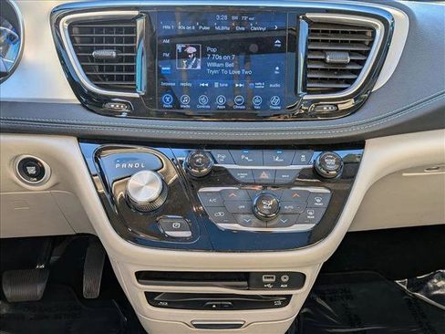 Used 2017 Chrysler Pacifica Platinum image 14