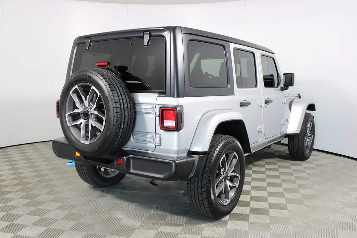 Used 2024 Jeep Wrangler Unlimited AWD/4WD image 34
