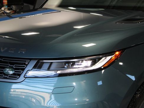 Used 2024 Land Rover Range Rover Sport SE image 2