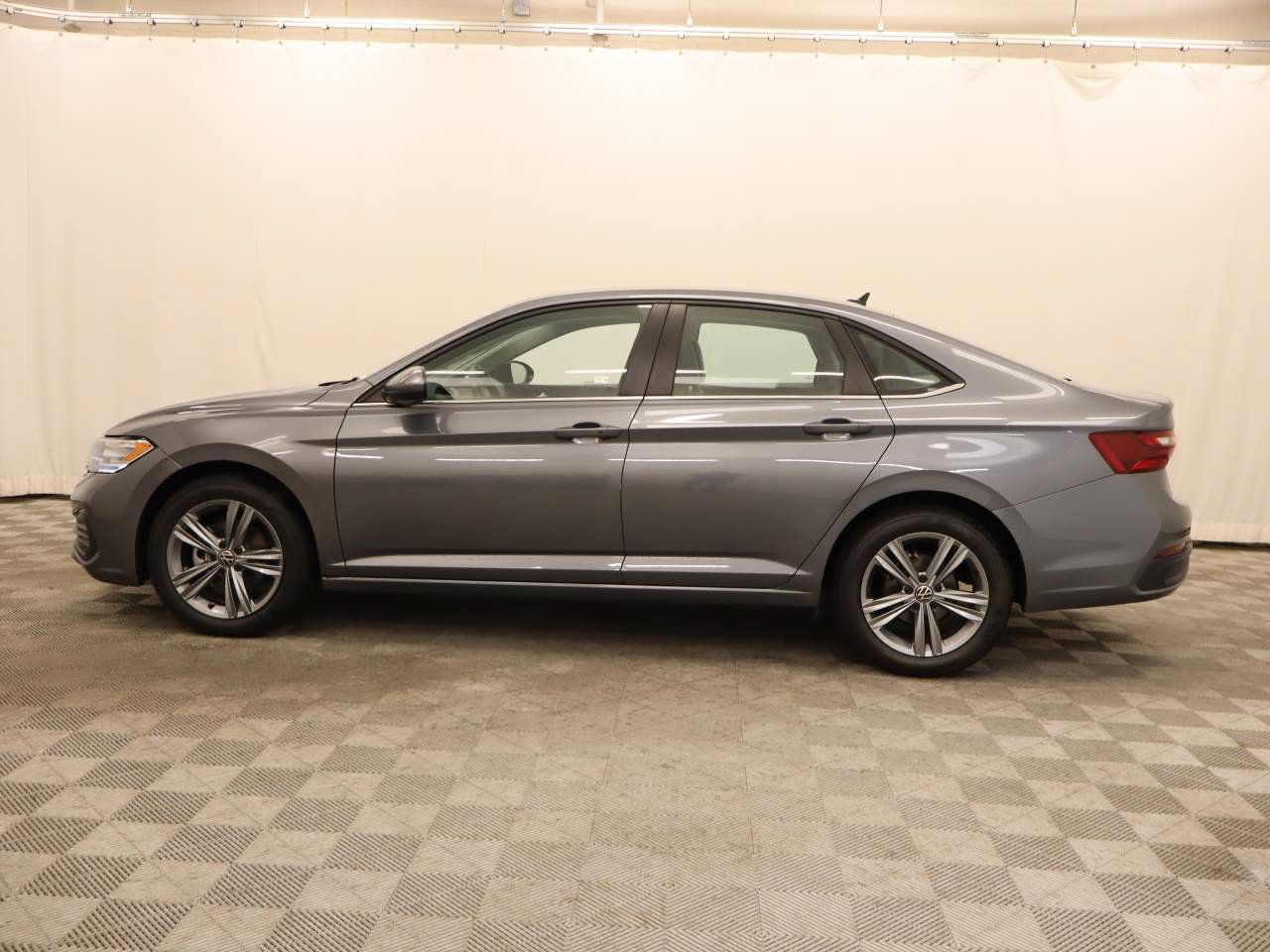 Used 2024 Volkswagen Jetta SE FWD image 2