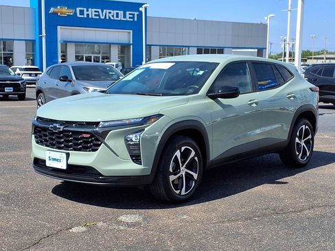 Used 2024 Chevrolet Trax RS w/ Driver Confidence Package FWD image 3