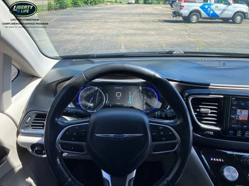 Used 2019 Chrysler Pacifica Touring-L Plus w/ Tire & Wheel Group FWD image 7