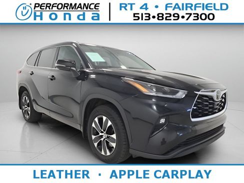 Used 2021 Toyota Highlander XLE AWD/4WD image 1