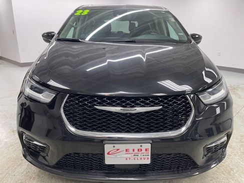 Used 2023 Chrysler Pacifica Touring-L image 3