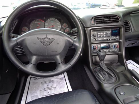 Used 2001 Chevrolet Corvette Convertible w/ Preferred Equipment Group2 RWD image 16