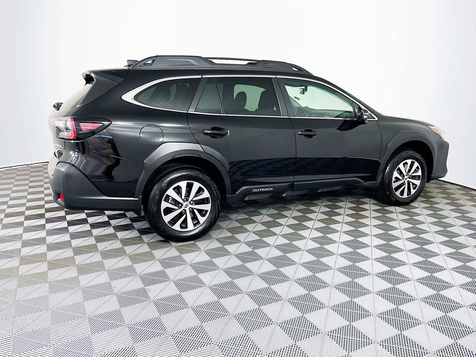 Used 2025 Subaru Outback Premium AWD/4WD image 11