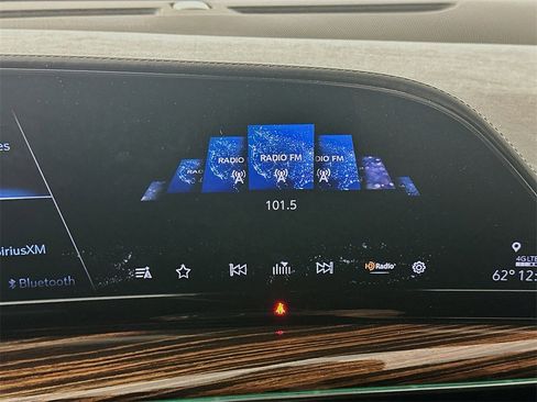 Used 2021 Cadillac Escalade ESV Premium Luxury w/ LPO, Illumination Package image 17