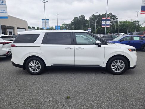 Used 2024 Kia Carnival LX FWD image 4