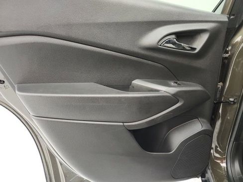 Used 2024 Chevrolet Trax LS w/ LS Convenience Package FWD image 9