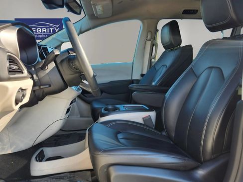 Used 2024 Chrysler Pacifica Touring-L FWD image 10