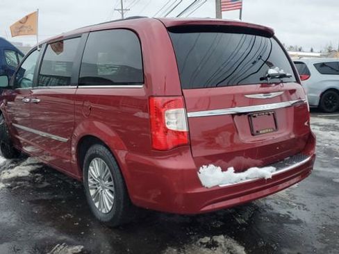 Used 2016 Chrysler Town & Country Touring-L image 2