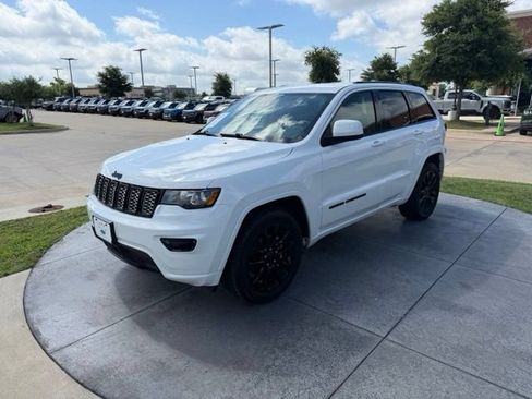 Used 2020 Jeep Grand Cherokee Altitude RWD image 3