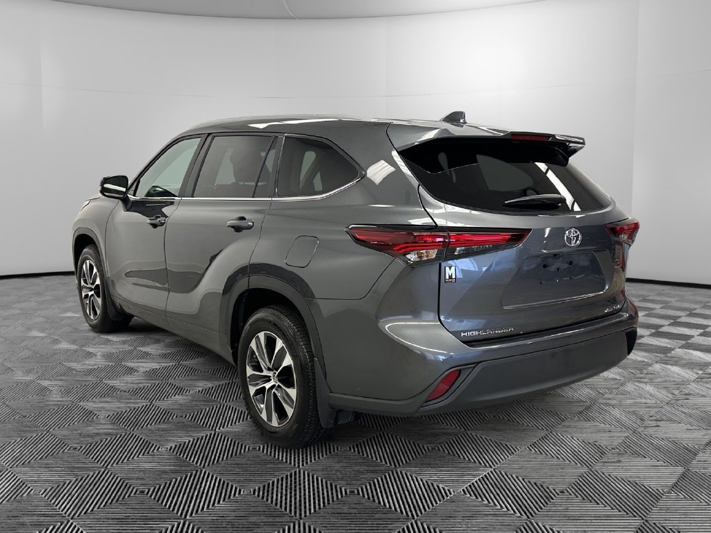 Used 2025 Toyota Highlander XLE AWD/4WD image 4