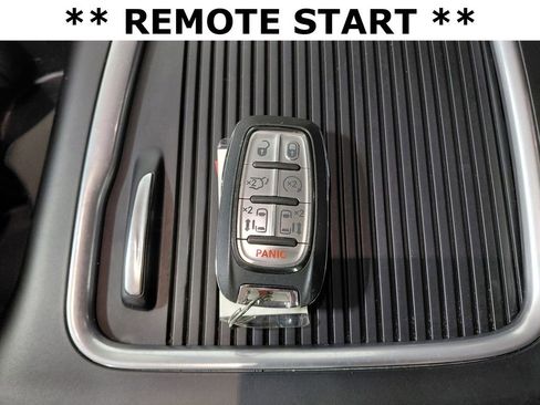 Certified 2024 Chrysler Pacifica Touring-L FWD image 11