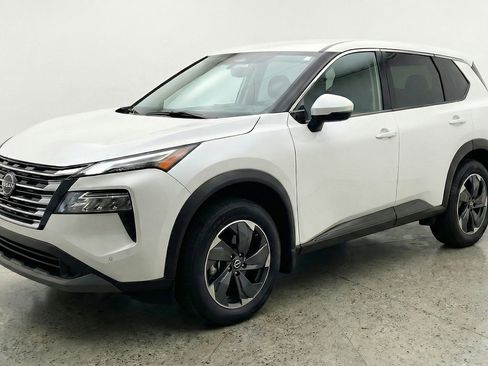 Used 2025 Nissan Rogue SV image 3