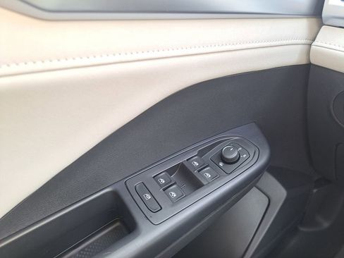 Used 2025 Volkswagen Taos SE image 15