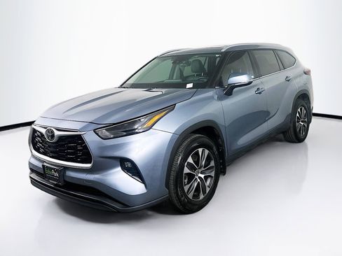 Used 2024 Toyota Highlander XLE image 3