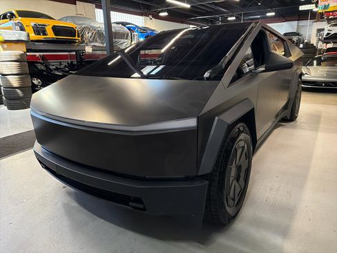 Used 2025 Tesla Cybertruck AWD Crew Cab image 10