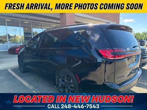 Used 2025 Chrysler Pacifica Limited FWD image 2