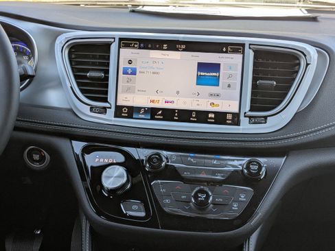 New 2026 Chrysler Pacifica Limited w/ Trailer Tow Group image 17