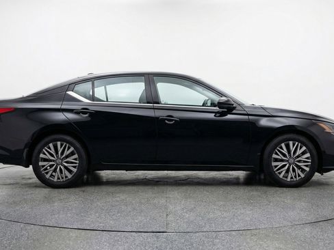 Used 2025 Nissan Altima 2.5 SV image 11