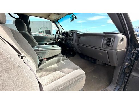 Used 2005 Chevrolet Silverado 2500 LS w/ Heavy-Duty Power Package AWD/4WD image 9