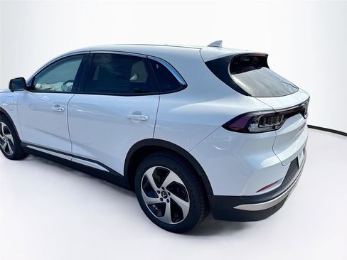 New 2025 VinFast VF 8 Eco image 5