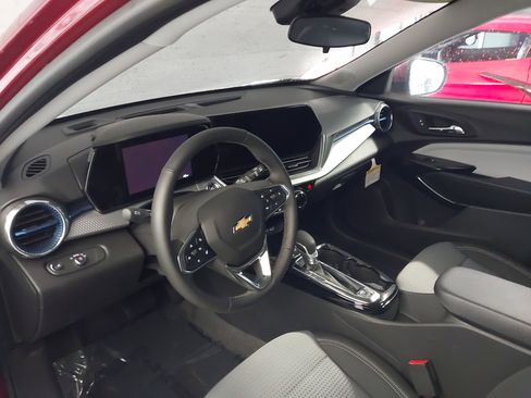 Used 2025 Chevrolet Trax LT w/ Driver Confidence Package FWD image 2
