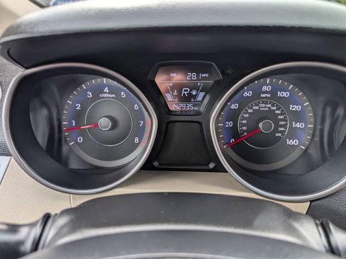 Used 2015 Hyundai Elantra SE w/ Option Group 02 FWD image 17