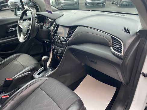 Used 2022 Chevrolet Trax LT w/ LT Convenience Package AWD/4WD image 27